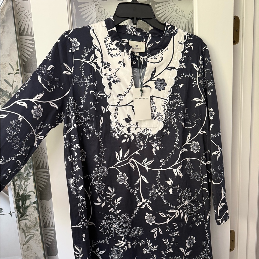 Tuckernuck - Floral navy and White 3/4 Sleeve shift Dress
